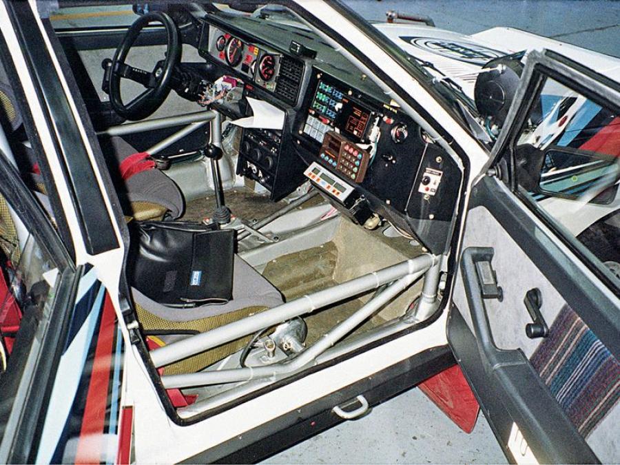 Интерьер Lancia Delta HF Integrale Group A (SE044) 1988 года  (фото 25 из 25)